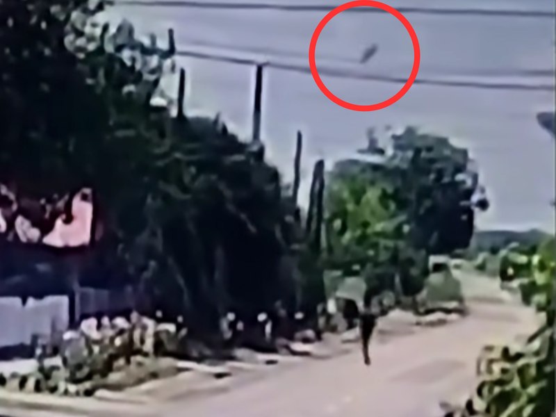 Momentul în care un copil de 12 ani din Brăila este lovit de un obiect căzut din cer, în timp ce mergea cu trotineta
