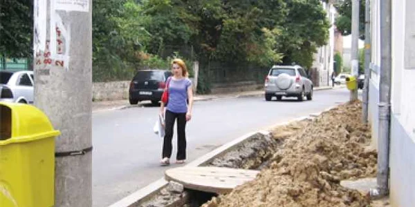 Trotuare sparte şi abandonate de CEZ