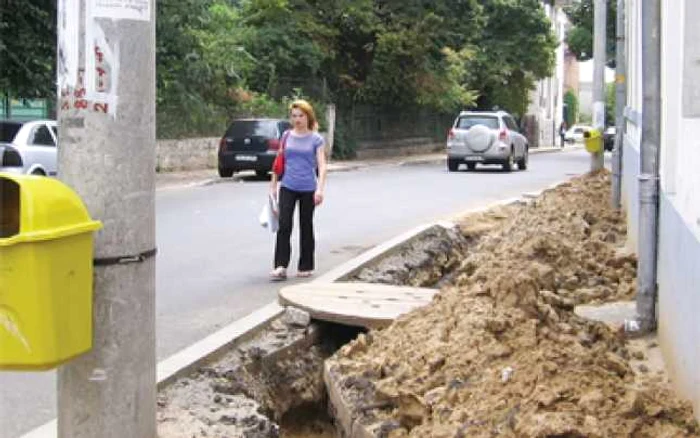 Trotuare sparte şi abandonate de CEZ