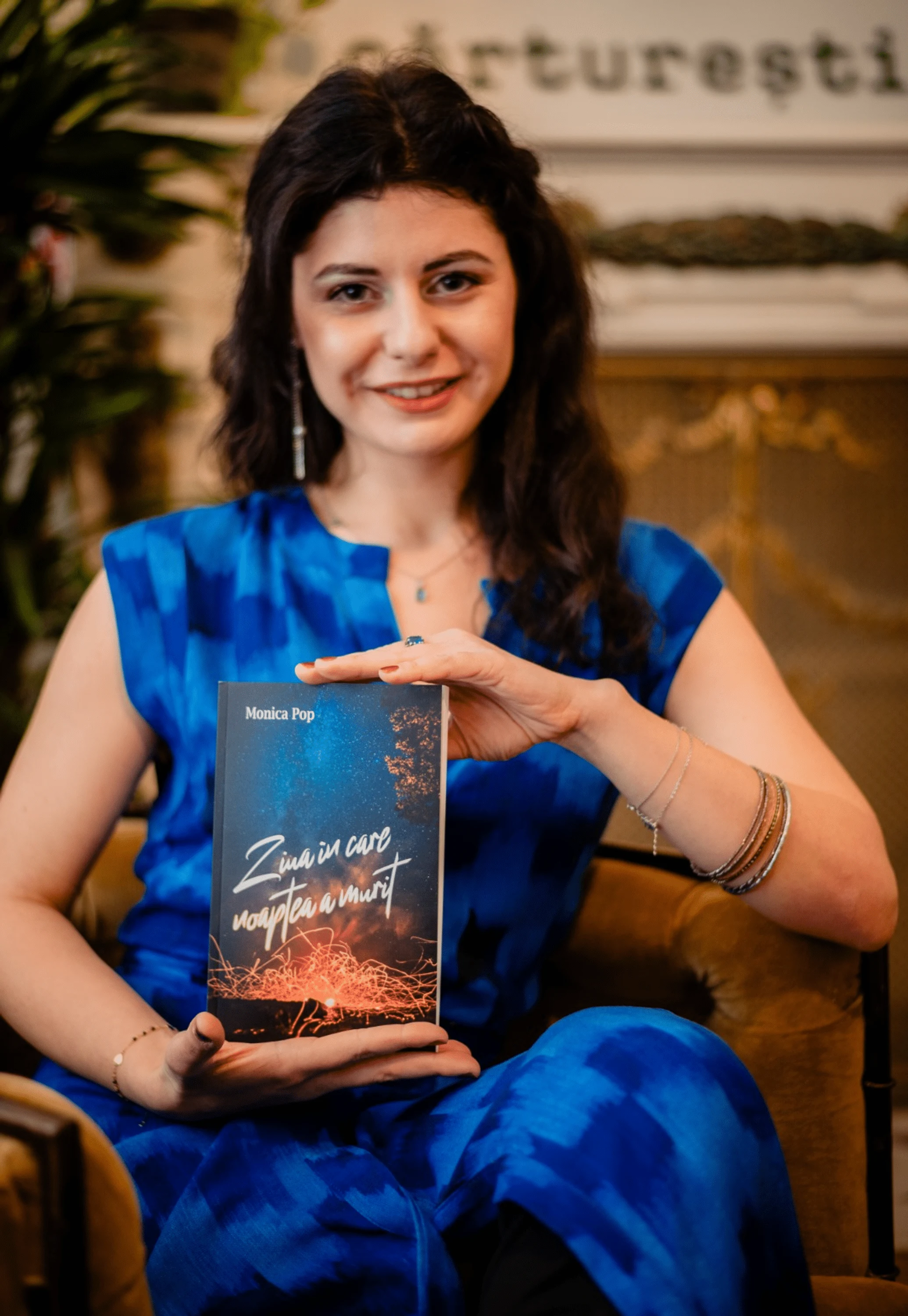 „Teatrul, o experiență necesară pentru cei care vor să aibă acces la cunoaștere și să ajungă la esența lucrurilor”. INTERVIU cu regizoarea și autoarea Monica Pop