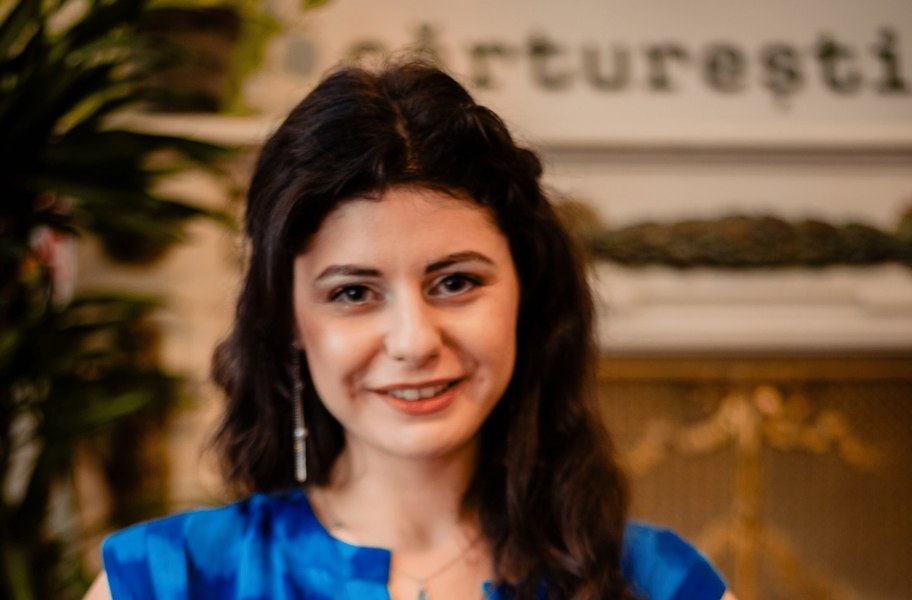 „Teatrul, o experiență necesară pentru cei care vor să aibă acces la cunoaștere și să ajungă la esența lucrurilor”. INTERVIU cu regizoarea și autoarea Monica Pop