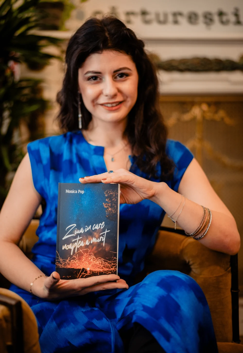 „Teatrul, o experiență necesară pentru cei care vor să aibă acces la cunoaștere și să ajungă la esența lucrurilor”. INTERVIU cu regizoarea și autoarea Monica Pop