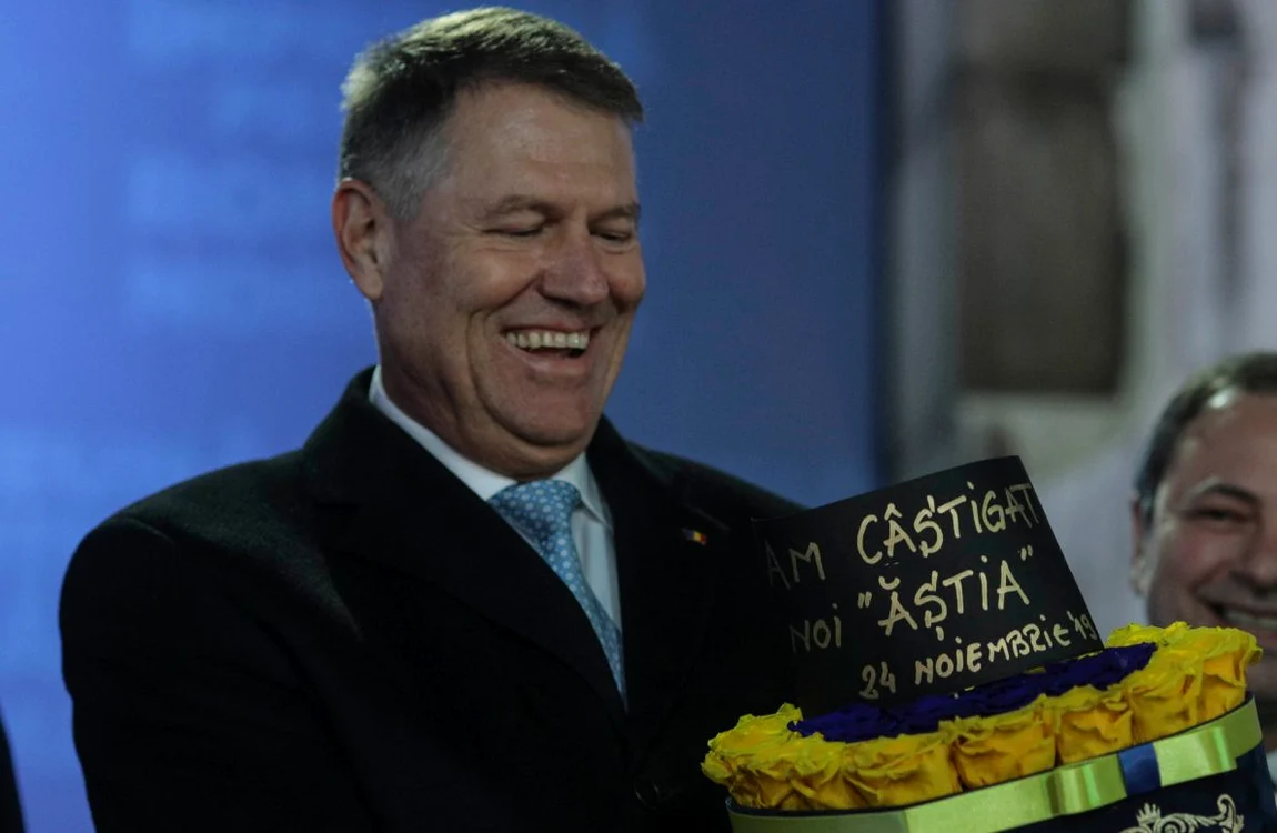 Klaus Iohannis a primit flori cu mesaj la sediul PNL