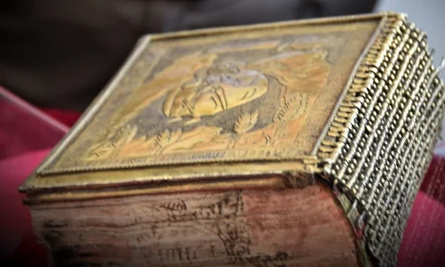 O veche carte, extrem de valoroasă pentru cultura românească, expusă public jpeg