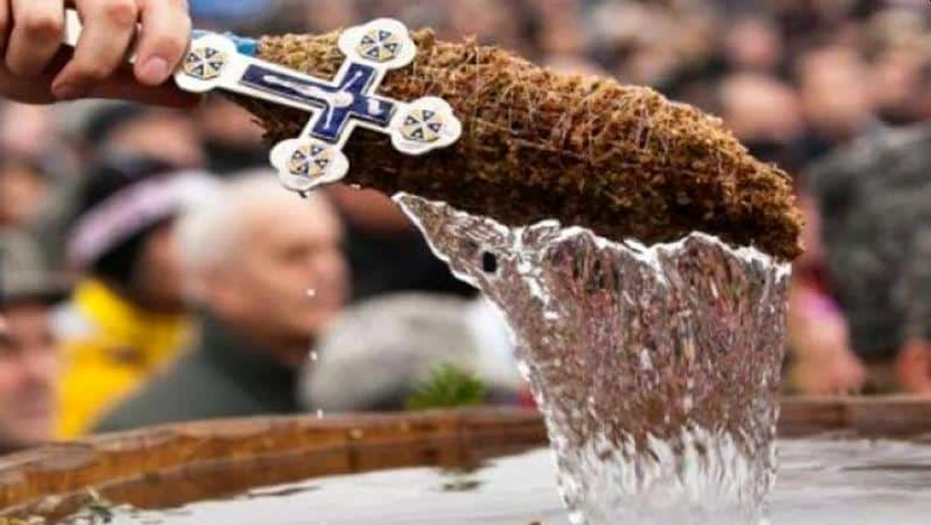 Apă sfințită de Bobotează FOTO Adevărul