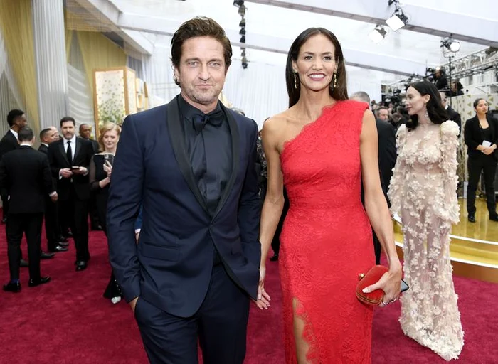 Gerard Butler si una dintre frumoasele cu care s-a afisat