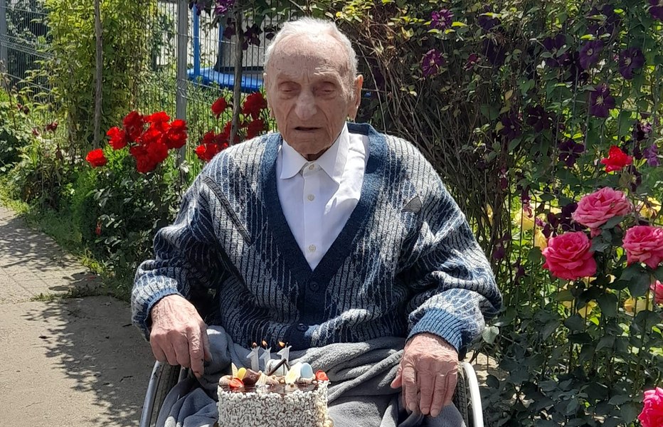 Românul care a ajuns la 111 ani. Ce aliment neobișnuit mănâncă cel mai bătrân veteran de război din lume VIDEO