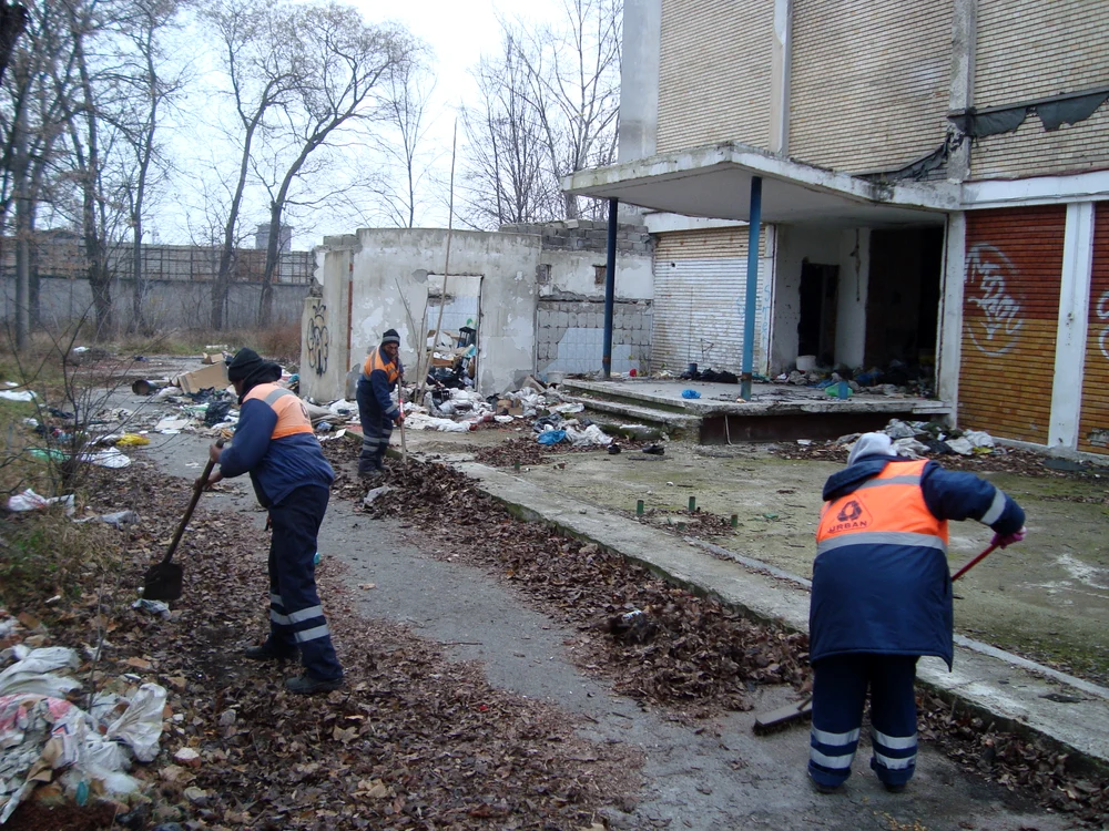 
    Maldăre de gunoaie au fost strânse din curtea cinematografului (foto:primăria sectorului 6)  