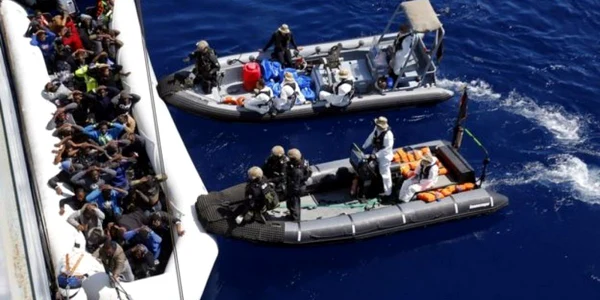 Salvarea unor migranti prin intermediul misiunii Sophia FOTO AP