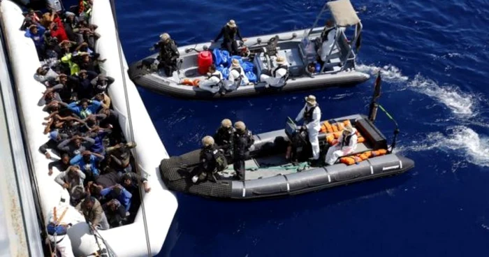 Migranţi salvaţi în Marea Mediterană FOTO AP