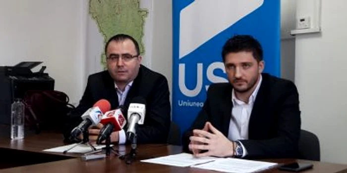 Valentin Bucicoiu (dreapta) este candidatul USR pentru fucnţia de primar al Slatinei FOTO: Alina Mitran