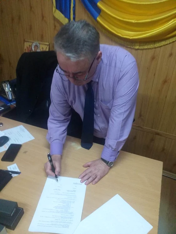 Primarul Cristian Branc semnând documentul FOTO Claudia Untaru