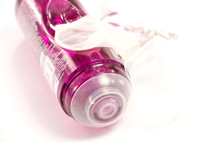 
    Unul dintre avantajele folosirii lubrifiantului este că poate îmbunătăţii calitatea actului sexualfoto: 123RF  