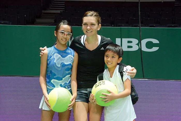 
    Simona Halep a atras copiii ca un magnetFoto: Twitter  