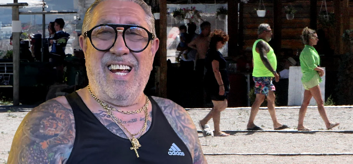 Serghei Mizil, în tricou verde-neon pe plaja din Mamaia