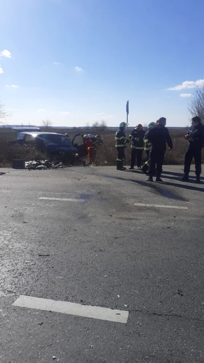 Maşina de pompe funebre a ajuns pe câmp FOTO: martor