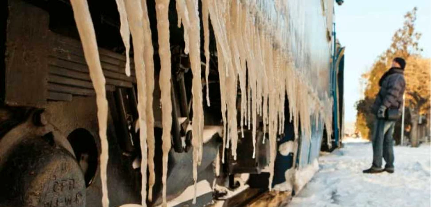 Călătoria de 60 de ore a împodobit trenul cu ţurţuri mai mari de un metru