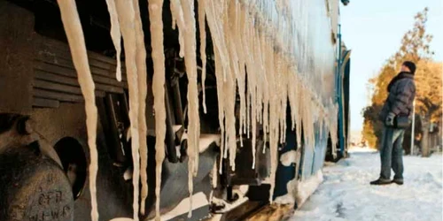 Călătoria de 60 de ore a împodobit trenul cu ţurţuri mai mari de un metru