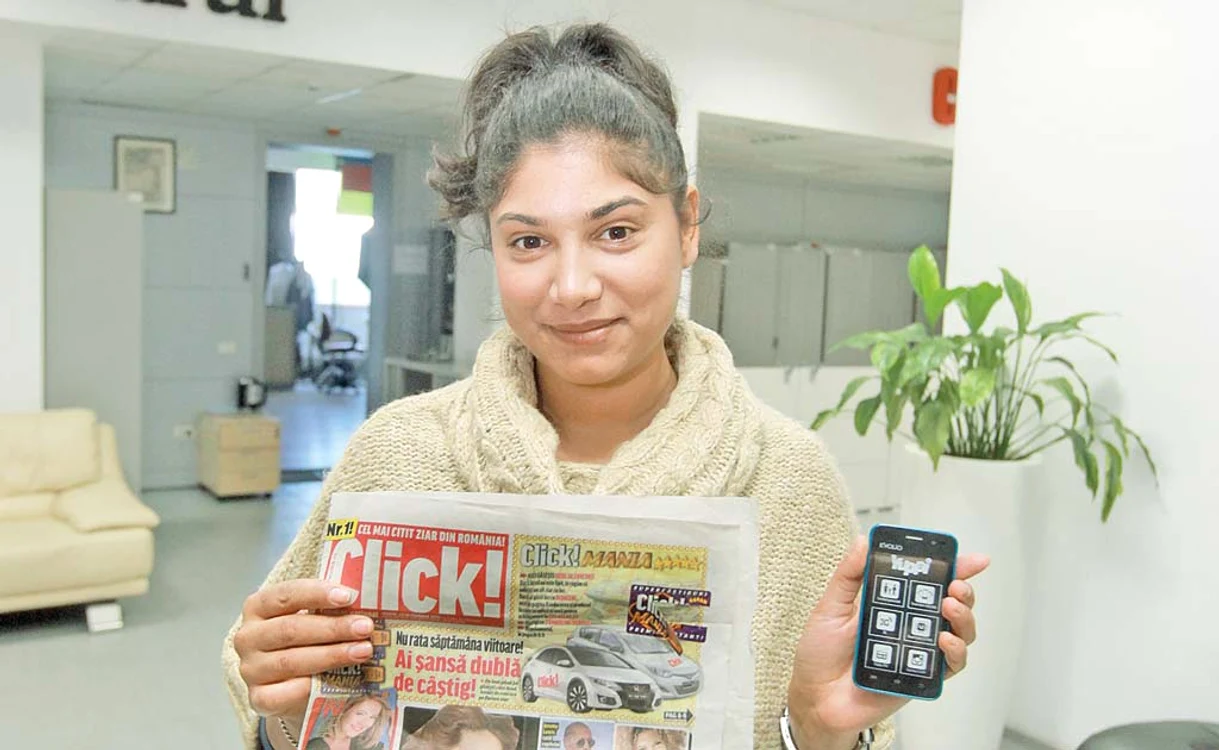 
    Elena Cişmigiu  se bucură că va  înlocui vechiul  telefon cu cel  câştigat la Click!Foto: Click!  