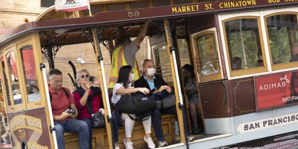 Turisti poarta masti de protectie in timp ce se plimbă prin Chinatown în San Francisco - California FOTO EPA-EFE
