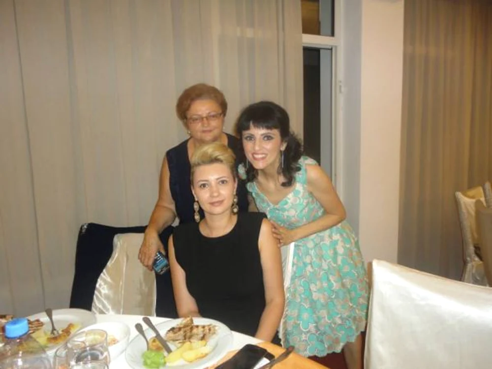 La eveniment, Lavinia Nastase, prezentatoarea emisiunii Argeseni din lume, a cantat doua piese