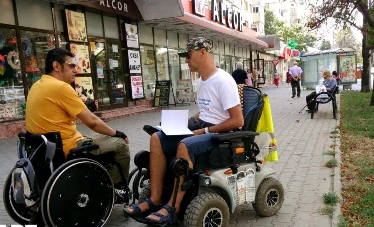 Răzvan şi Gabriel vor întocmi o hartă a accesibilizării FOTO:Grupul civic DizAbil.Eu