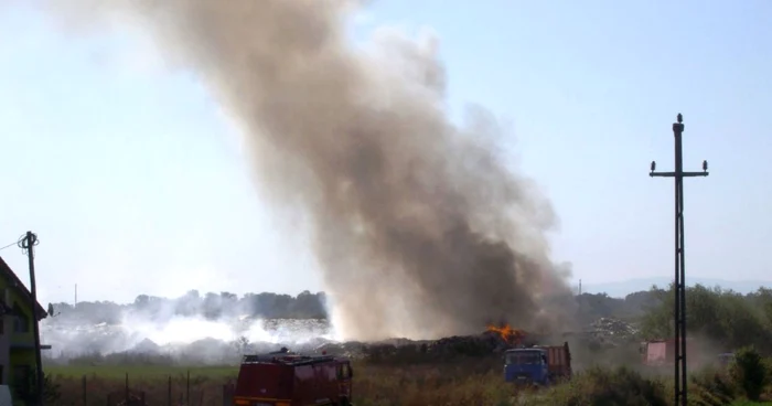Groapa de gunoi arde din nou. FOTO: Redeşteptarea