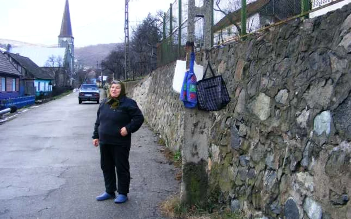 O localnică din Eibenthal care agaţă după obiceiul locului plasa cu bani pentru pâine FOTO Corina Macavei