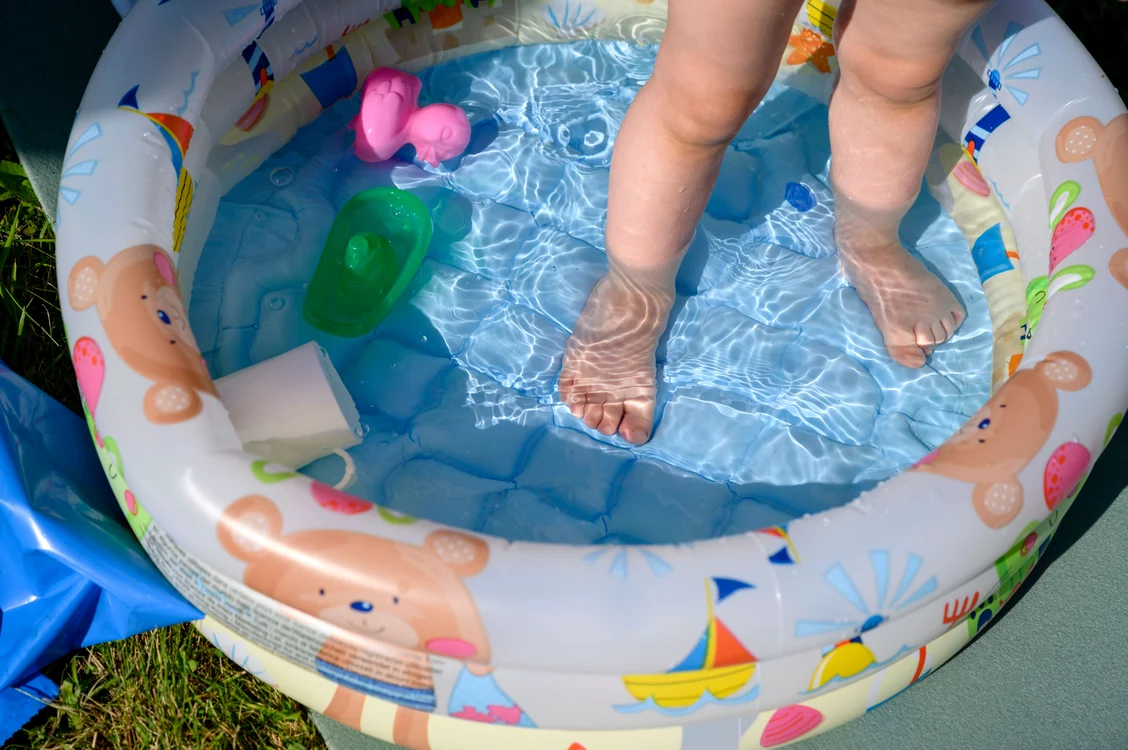 Fetiță de un an și jumătate, moartă după ce s-a înecat într-o piscină gonflabilă.FOTO: Shutterstock 