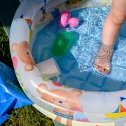 Copil în piscină gonflabilă FOTO Shutterstock 