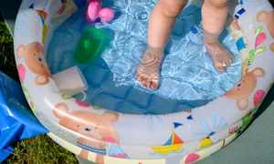Copil în piscină gonflabilă FOTO Shutterstock 