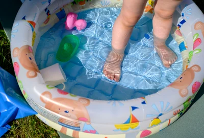 Copil în piscină gonflabilă FOTO Shutterstock 