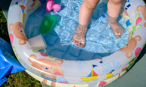 Copil în piscină gonflabilă FOTO Shutterstock 