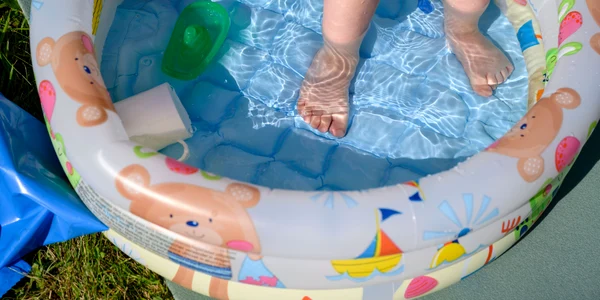 Copil în piscină gonflabilă FOTO Shutterstock 
