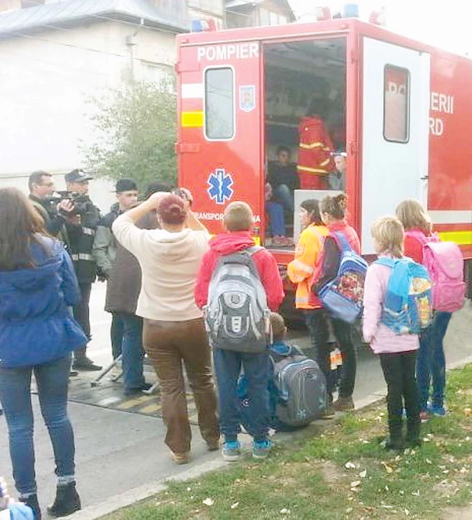 Speriaţi, copiii au fost duşi cu ambulanţa la spital, unde au fost consultaţiFoto: www.bzi.ro