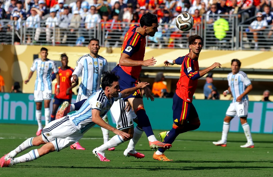 Merino a reluat cu capul pe lângă poartă (Foto: EPAImages)