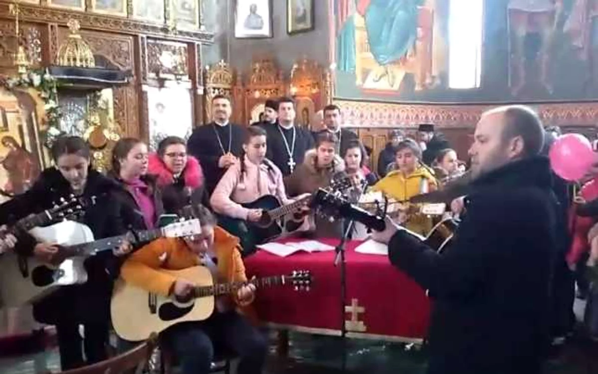 Lecţiile de chitară se ţin vara în bierică pentru că este răcoare FOTO Arhivă personală părintele Mihail Borza