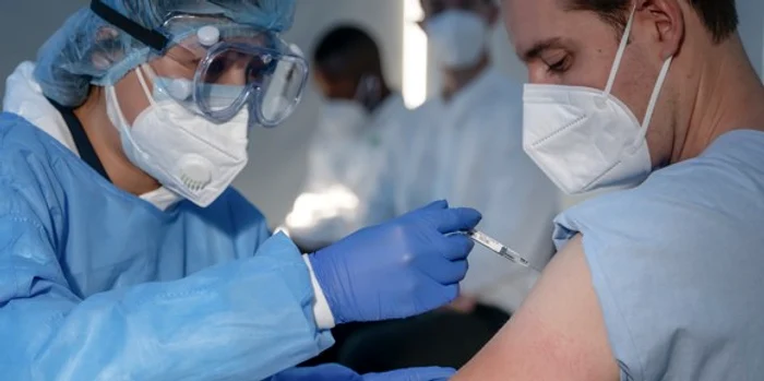 
    Oficialii OMS nu recomandă vaccinarea obligatorie a populației împotriva Covid-19foto: Shutterstock  