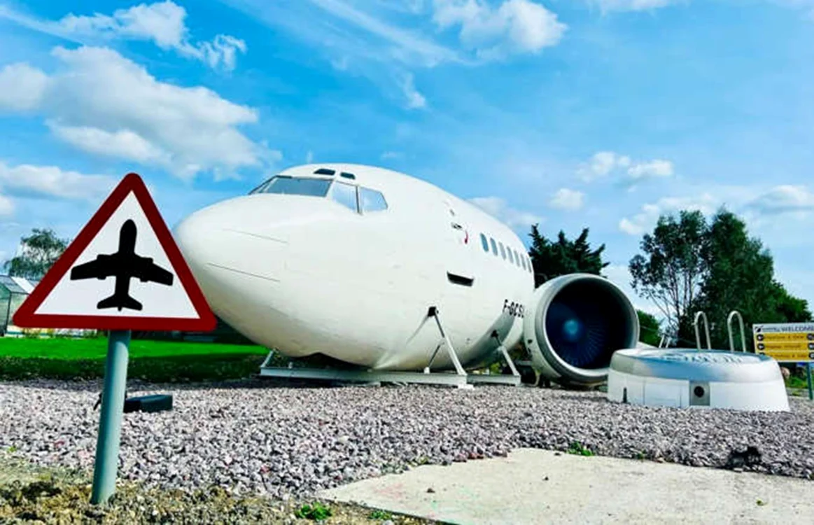 Exteriorul apartamentului arată tot ca un avion