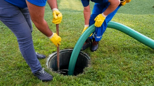 Românii care dețin o fosă septică au obligația să o declare