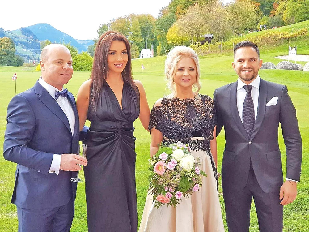 Socrul mare, Nicu Gheară,  cu soția, Mihaela, alături  de Cornel Dinu Jr. și  soția acestuia, Aura