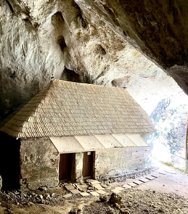 Bisericile rupestre din Peștera Liliecilor-Mănăstirea Bistrița Foto Promovare Turistică Vâlcea