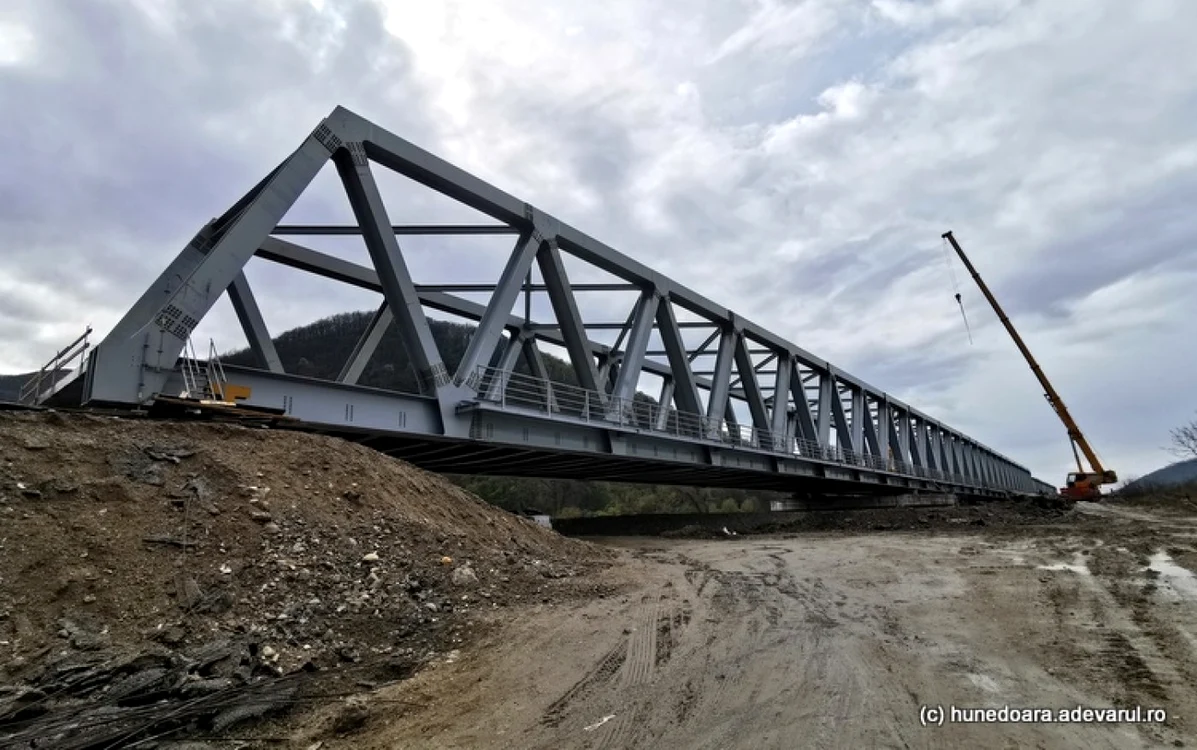 Primul pod montat dintre cele trei construite peste râul Mureş Foto Dani Guţă