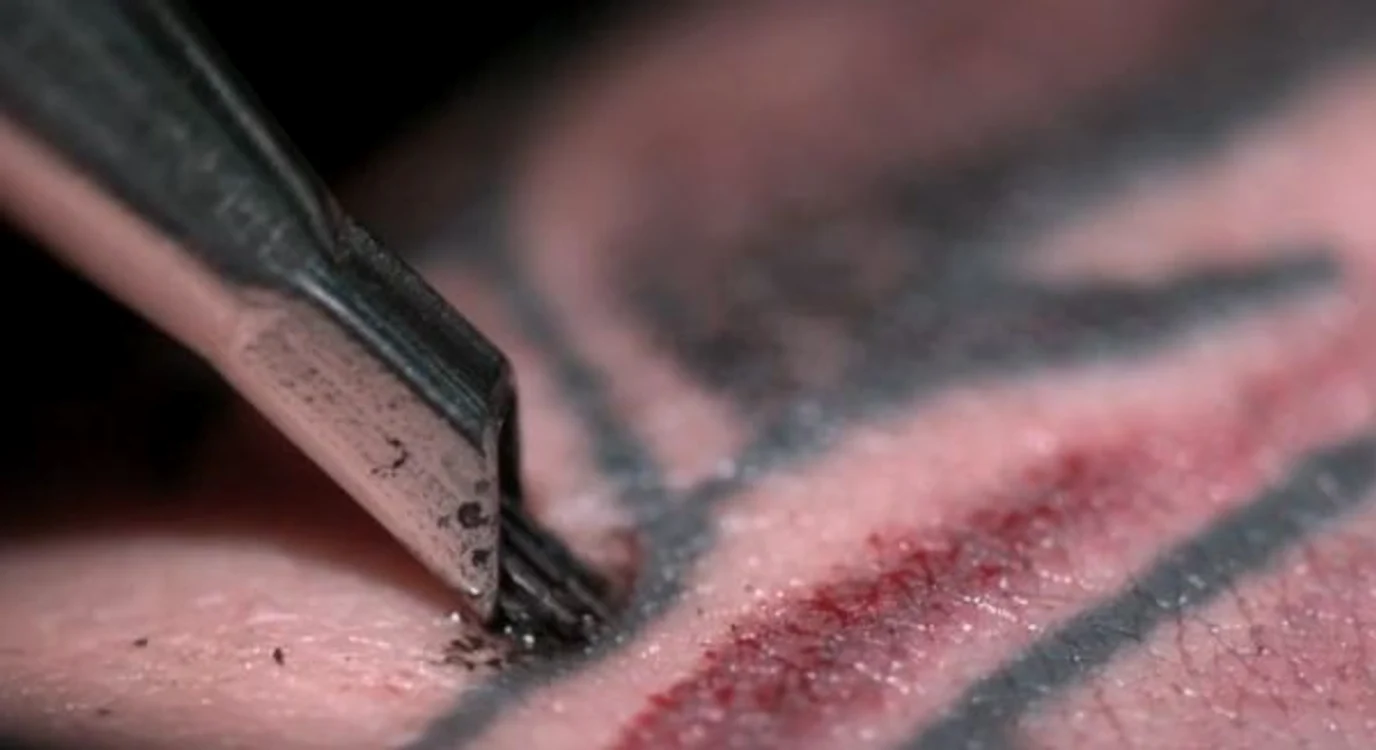 
    Tatuarea poate fi o experienţă foarte dureroasăCaptură Youtube  
