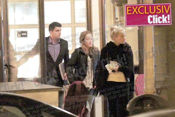 Laura şi Cosmin erau cu ochii în patru la ieşirea din restaurant (FOTOGRAFII: click!)