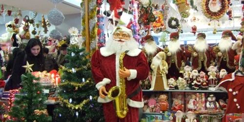 O cumpărătoare cântăreşte oferta de podoabe pentru pomul de iarnă