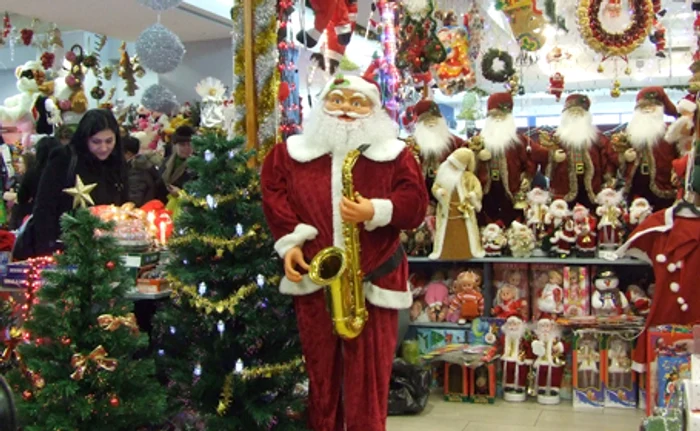 O cumpărătoare cântăreşte oferta de podoabe pentru pomul de iarnă