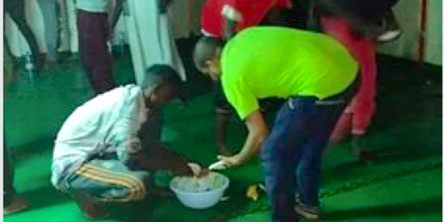 Refugiaţi migranţi pe nava Nivin Sursa SLN