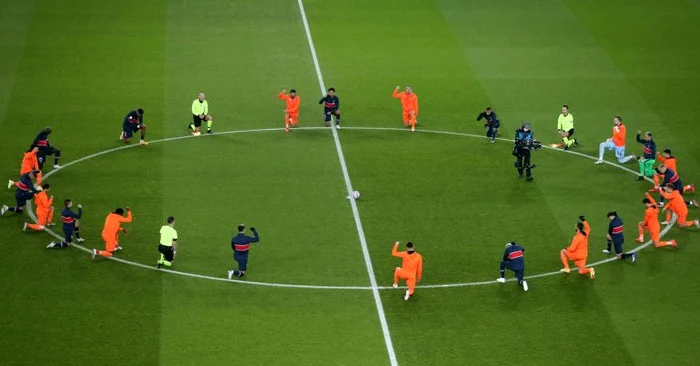 Jucătorii au purtat tricouri speciale la încălzirea de dinaintea meciuluiFOTO: EPA