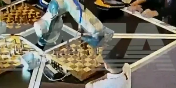 Un robot a fracturat degetul unui copil în timpul unui turneu de şah la Moscova foto captura video